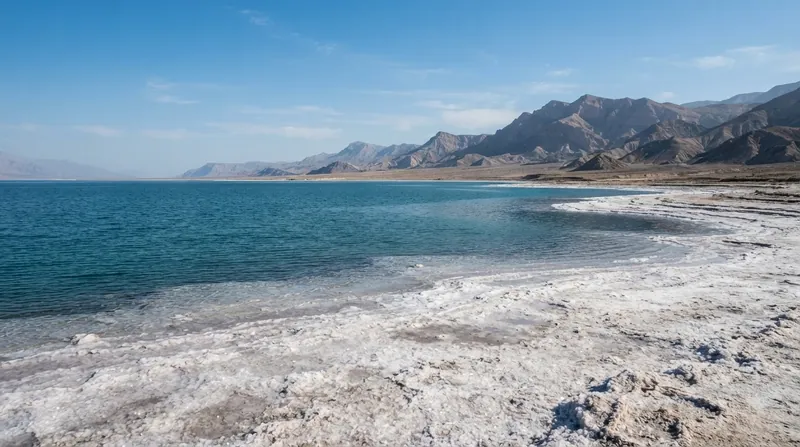 تصویرسازی: دریاچه نمک با پهنه آبی و سواحل نمکی