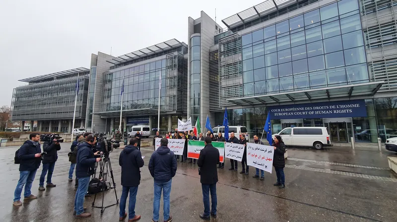نمای بیرونی ساختمان دادگاه حقوق بشر اروپا در استراسبورگ با معماری مدرن و شیشه‌ای