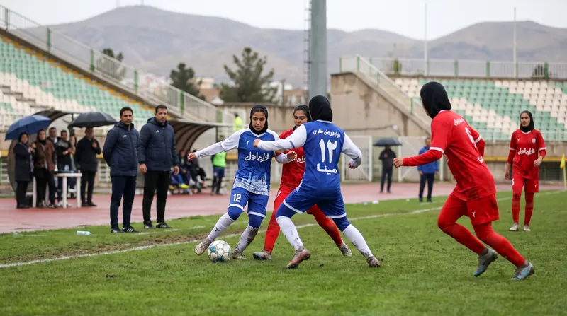 بازیکنان تیم ملی فوتبال دختران نوجوان ایران در حال خوشحالی پس از گلزنی در زمین چمن ورزشگاه