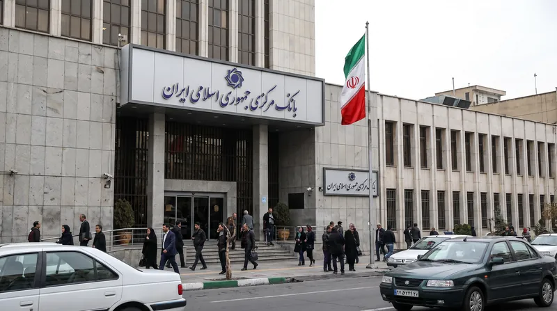 نمای بیرونی ساختمان بانک مرکزی ایران در تهران در یک روز آفتابی