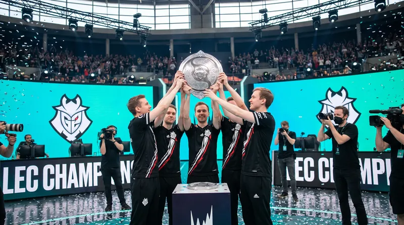 بازیکنان تیم G2 Esports در حال بالای سر بردن جام قهرمانی مسابقات LEC در میان نورپردازی قرمز و آبی