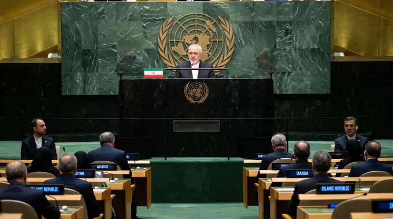 نمای باز از سالن مجمع عمومی سازمان ملل متحد در نیویورک با حضور دیپلمات‌ها