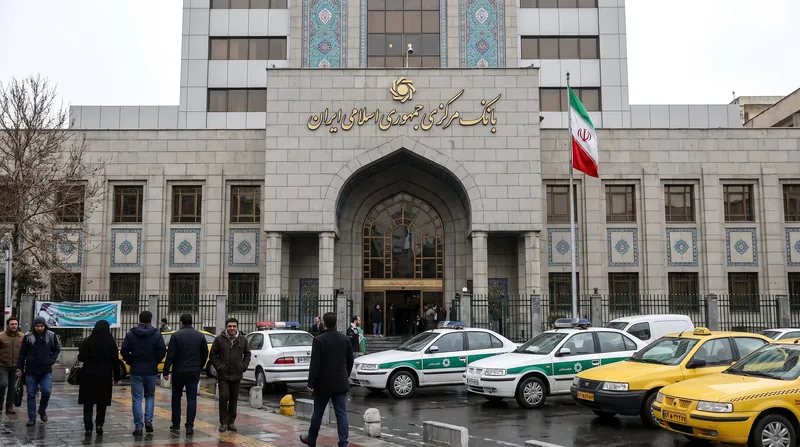 نمای بیرونی ساختمان شیشه‌ای بانک مرکزی جمهوری اسلامی ایران در شهر تهران زیر آسمان روشن
