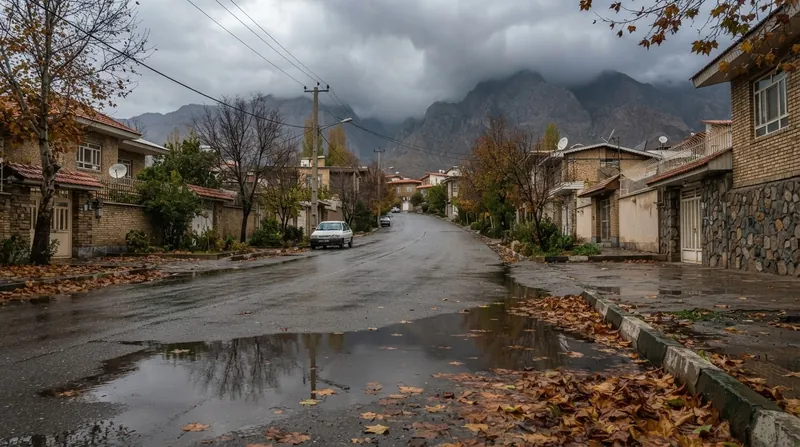 خیابان‌های غرق در آب و گل‌ولای در یک شهر ایران که در آن نیروهای امدادی در حال کمک به شهروندان گرفتار در سیلاب هستند.