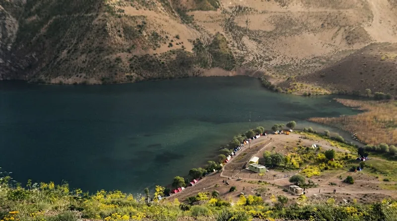 بکر ماندن دریاچه گهر تا حد زیادی مدیون مسیرهای دسترسی دشوار و عدم احداث جاده ماشین‌رو است.