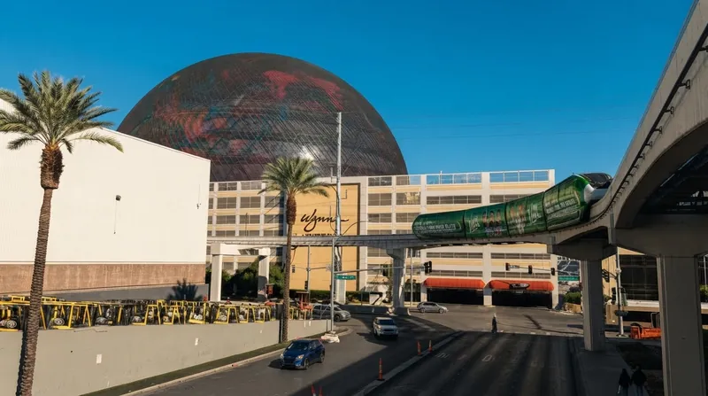 سالن Sphere در لاس‌وگاس با ۱۶۷ هزار درایور صوتی، پیشرفته‌ترین سیستم شکل‌دهی پرتو در جهان را در خود جای داده است.