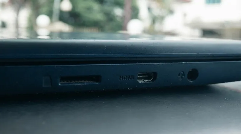 اضافه شدن درگاه‌های HDMI و کارت‌خوان SD در کنار سیستم جدید شارژ مغناطیسی USB-C.