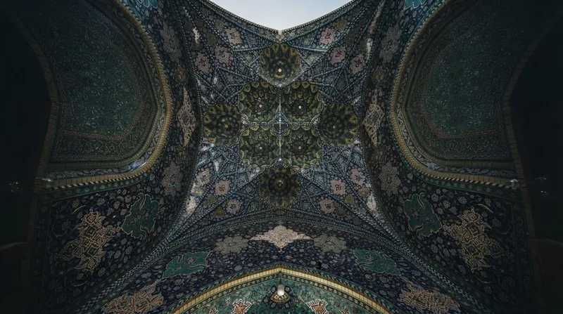 نمای بیرونی یک ساختمان تالار پذیرایی در شهر قم در روز روشن