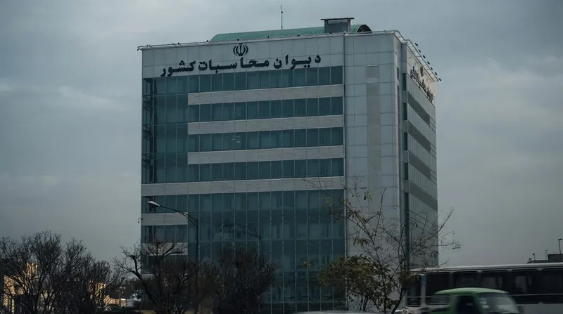 نمای بیرونی ساختمان دیوان عالی کشور در تهران با ستون‌های بلند و معماری کلاسیک