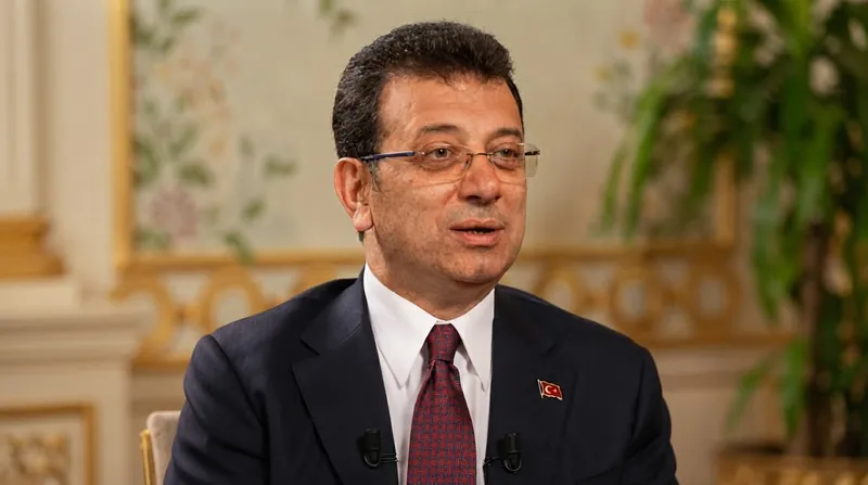 یورش به شبکه هم‌زمان با آغاز دفاعیات اکرم امام‌اوغلو، شهردار استانبول، در یک پرونده قضایی مهم صورت گرفت.