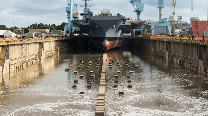 ناو هواپیمابر ۱۱.۳ میلیارد دلاری جان اف کندی (CVN-79) در حال گذراندن آزمایش‌های دریایی در اقیانوس اطلس.