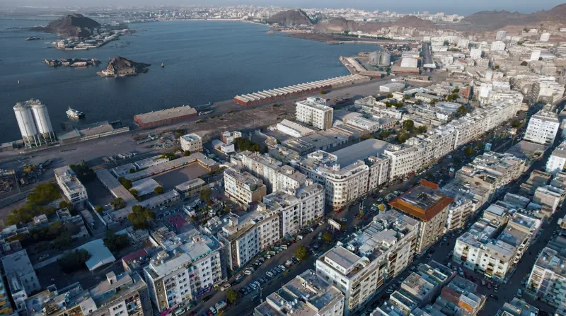 نمای بیرونی کاخ ریاست‌جمهوری المعاشیق در شهر ساحلی عدن یمن در روشنایی روز