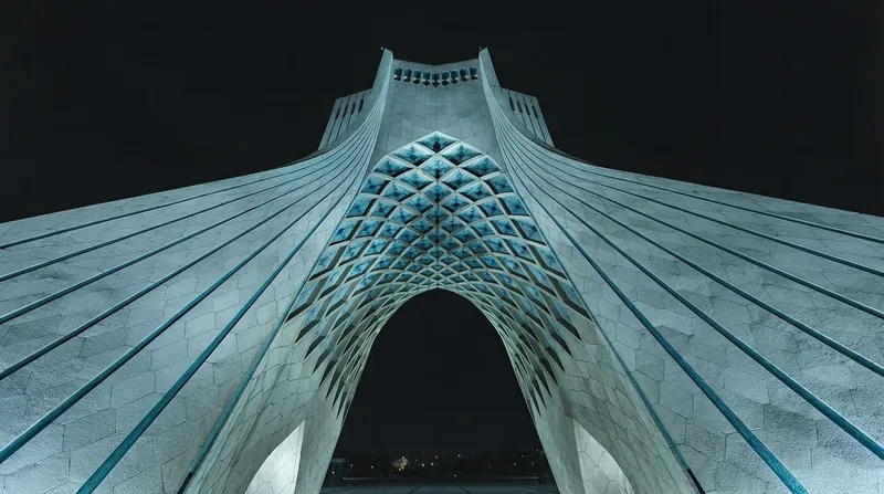 چهره‌های سیاسی میانه‌رو در ایران خواستار دستیابی به توافق برای کاهش فشارهای اقتصادی هستند.