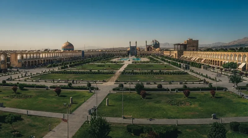 ارتقای زیرساخت‌های گردشگری در شهرهای تاریخی ایران، کلید موفقیت در جذب گردشگران بین‌المللی است.