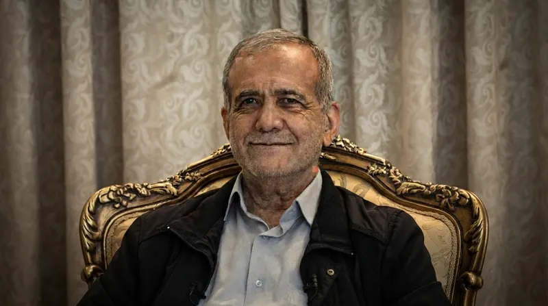 مسعود پزشکیان بر لغو کامل تحریم‌ها پیش از آغاز هرگونه مذاکره تأکید کرد.