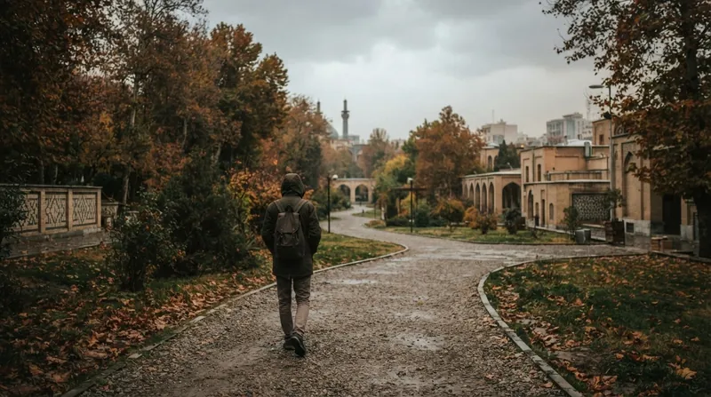 تصویرسازی: قدم زدن تنها در پارک در فضایی آرام و تأمل‌برانگیز