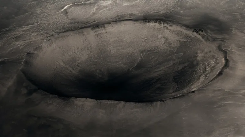 طراحی «پورت لباس» (Suitport) به فضانوردان اجازه می‌دهد بدون وارد کردن لباس آلوده به داخل زیستگاه، آن را بپوشند.