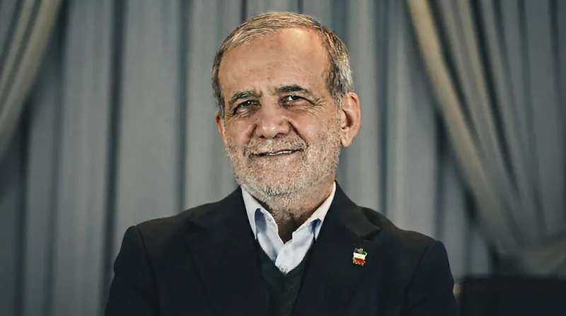 مسعود پزشکیان و ولادیمیر پوتین در حال دست دادن در یک نشست رسمی در مسکو