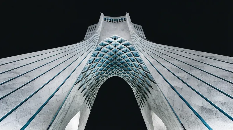 بیماران و کادر درمان در راهروی یک بیمارستان در ایران که برای پیشگیری از بیماری‌های تنفسی ماسک به صورت دارند.