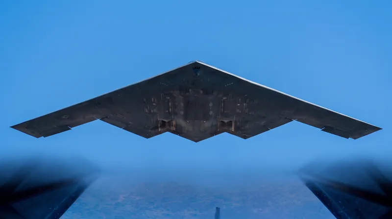 B-2 Spirit تنها هواپیمای موجود در زرادخانه آمریکا است که قادر به حمل بمب نفوذگر عظیم ۳۰ هزار پوندی است.