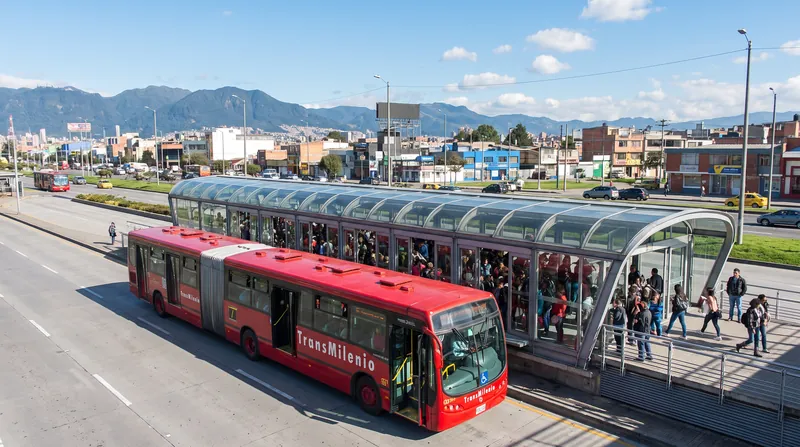سیستم‌های BRT با ظرفیت بالا که در آمریکای لاتین پیشگام شدند، روزانه میلیون‌ها مسافر را با کارایی‌ای جابجا می‌کنند که با متروهای زیرزمینی رقابت می‌کند.