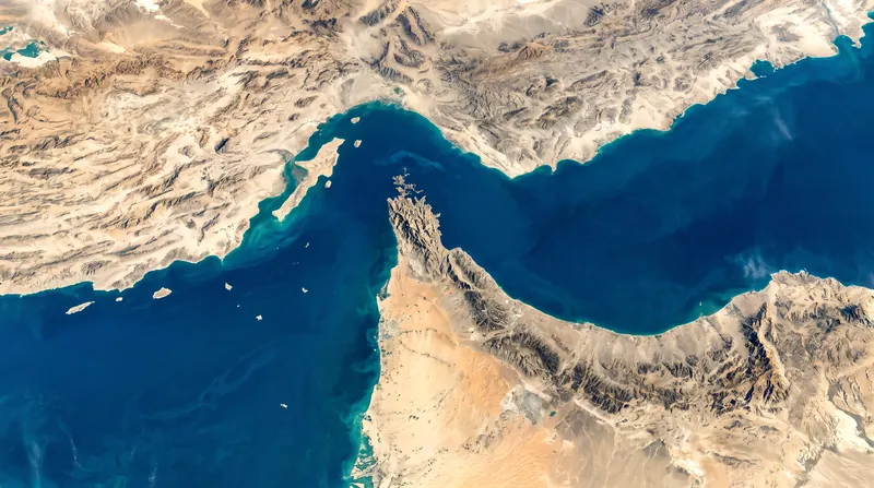 تنگه هرمز یک گلوگاه حیاتی دریایی است که معمولاً یک پنجم عرضه نفت جهانی را مدیریت می‌کند.