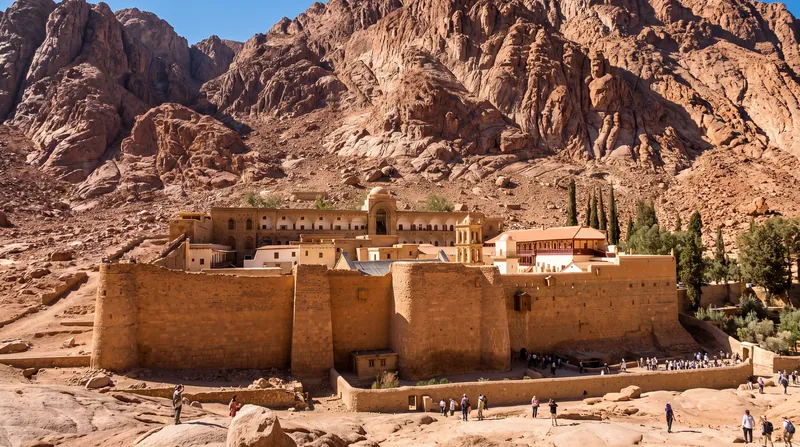 منتقدان ادعا می‌کنند که توسعه تجاری، سایت‌های میراث اقلیت‌ها مانند صومعه سنت کاترین مربوط به قرن ششم میلادی را تهدید می‌کند.