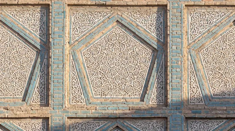 بقعه درب امام در اصفهان دارای الگوهای هندسی تودرتو و خودهمانند است که ساختار شبه‌بلوری آن را آشکار می‌کند.