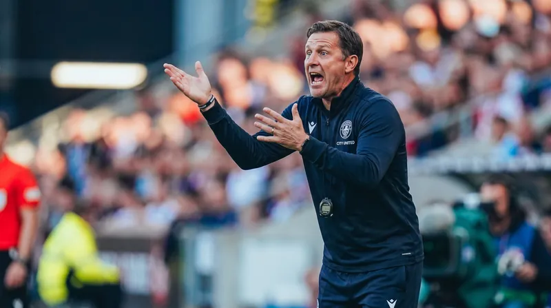 مید-بلاک به جای دویدن‌های بی‌امان، بر محرک‌های خاصی برای پرس تکیه دارد.