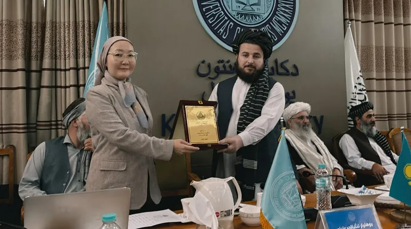 احکام علنی‌شده به فرامین سخت‌گیرانه طالبان، از جمله پوشش اجباری و الزام همراهی محرم مرد، به عنوان شواهدی بر آزار نظام‌مند جنسیتی استناد کرده‌اند.