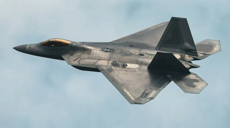 یک خلبان اف-۲۲ رپتور پهپاد رزمی همکار YFQ-44A Fury ساخت شرکت اندوریل را در آزمایش پروازی اکتبر ۲۰۲۶ بر فراز کالیفرنیا هدایت کرد.