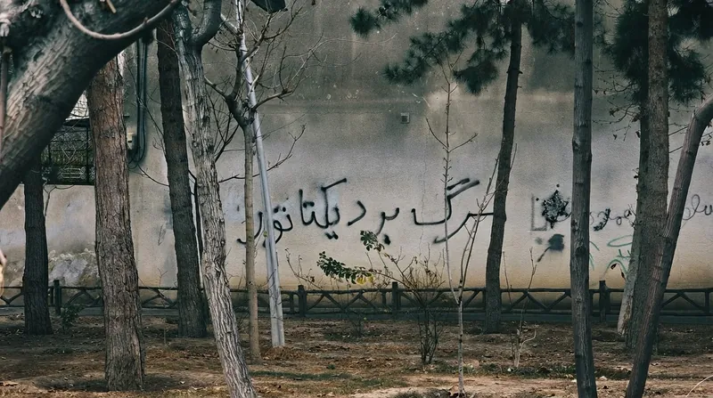 ورود فرستادگان پیمان مکه به ساختمان وزارت امور خارجه در تهران در ۲۶ اکتبر ۲۰۲۶ جهت مذاکرات اضطراری پیرامون امنیت منطقه.